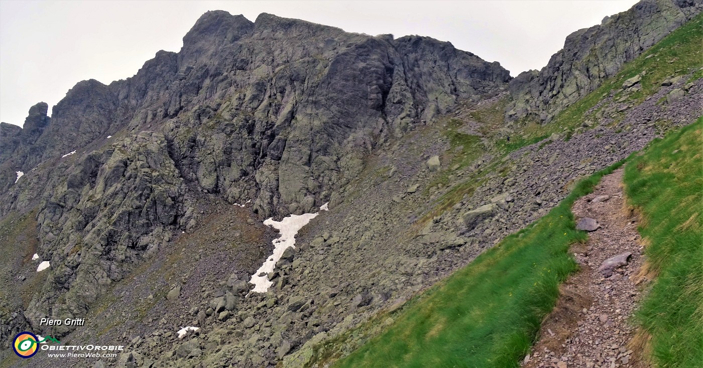 37 Agganciato il sent. 101 proseguiamo per la Bocchetta di Val Pianella (2210 m).jpg